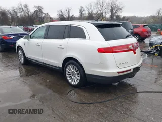 2012 Lincoln MKT EcoBoost z VIN 2LMHJ5AT6CBL50239, wystawiony jako IAAI lot #41923179 z przebiegiem 215 418 mil mil oraz . Historia ofert i sprzedaży dostępna na DreamBid. Obrazek 3.