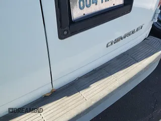2004 Chevrolet Astro Cargo z VIN 1GCDM19X34B106870, wystawiony jako IAAI lot #42398500 z przebiegiem 274 076 mil mil oraz . Historia ofert i sprzedaży dostępna na DreamBid. Obrazek 5.