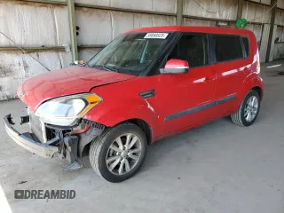 2013 Kia Soul + z VIN KNDJT2A63D7625807, wystawiony jako Copart lot #55850525 z przebiegiem 145 294 mil mil oraz Szkody całkowita. Historia ofert i sprzedaży dostępna na DreamBid. Obrazek 1.