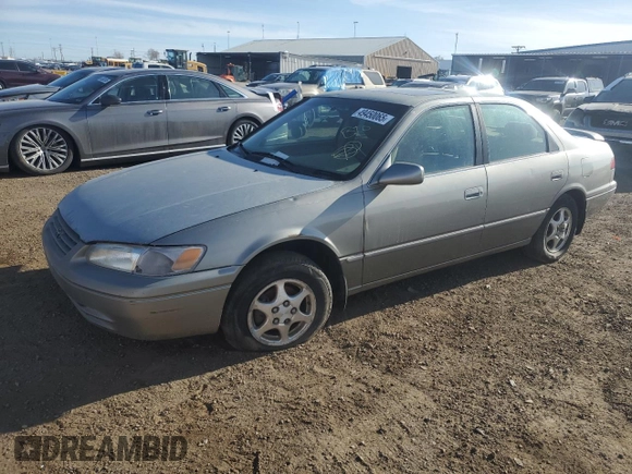 1998 Toyota Camry LE z VIN JT2BG28K2W0164356, wystawiony jako Copart lot #49450065 z przebiegiem 240 905 mil mil oraz Czysty tytuł • Clean title. Historia ofert i sprzedaży dostępna na DreamBid. Obrazek 1.