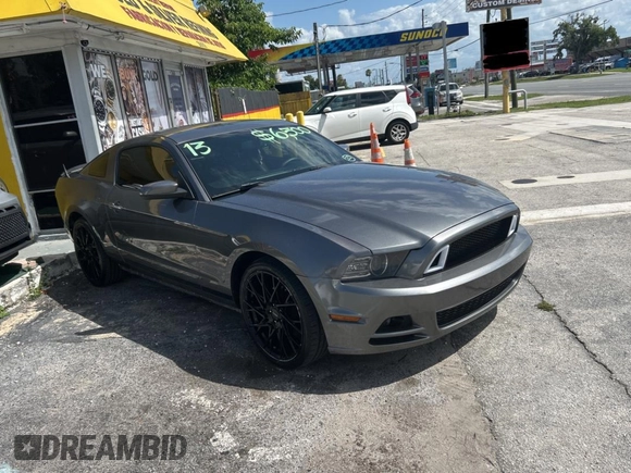 2013 Ford Mustang V6 z VIN 1ZVBP8AMXD5211507, wystawiony jako Copart lot #63517505 z przebiegiem 232 023 mil mil oraz Czysty tytuł • Clean title. Historia ofert i sprzedaży dostępna na DreamBid. Obrazek 1.