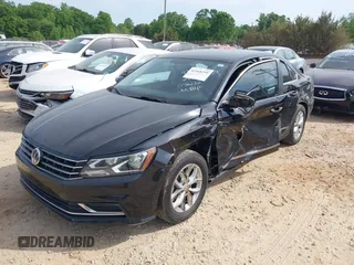 2017 Volkswagen Passat S z VIN 1VWAT7A31HC046232, wystawiony jako IAAI lot #42168299 z przebiegiem 88 658 mil mil oraz . Historia ofert i sprzedaży dostępna na DreamBid. Obrazek 2.