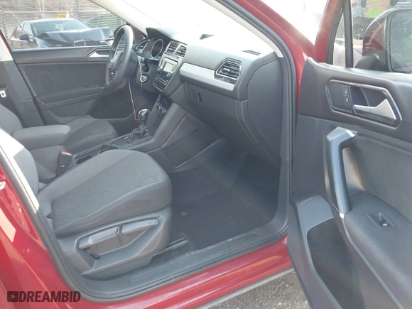 2018 Volkswagen Tiguan S with VIN 3VV1B7AX2JM050594, listed as a IAAI auction lot 41681117 with 134,654 mi miles. Bid and sale history available at carsss.com. Image 5.