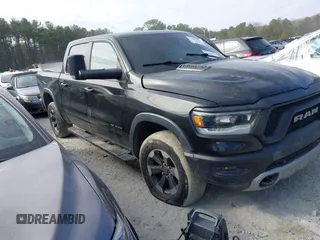 2019 Ram 1500 Rebel z VIN 1C6SRFLT6KN600686, wystawiony jako IAAI lot #41631932 z przebiegiem 146 896 mil mil oraz . Historia ofert i sprzedaży dostępna na DreamBid. Obrazek 1.