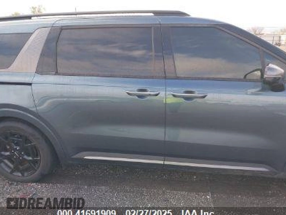 2025 Kia Carnival SX Prestige with VIN KNDNE5K32S6453595, listed as a IAAI auction lot 41691909 with 6,376 mi miles and . Bid and sale history available at carsss.com. Image 14.