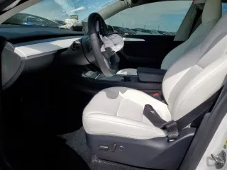 2024 Tesla Model Y Long Range z VIN 7SAYGDEE0RA313929, wystawiony jako Copart lot #59548725 z przebiegiem Nie podano mil oraz Szkoda całkowita • Salvage title. Historia ofert i sprzedaży dostępna na DreamBid. Obrazek 7.