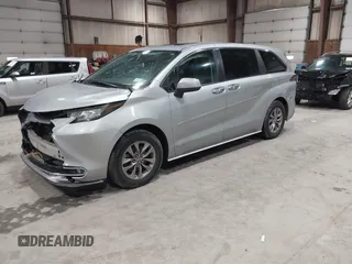 2021 Toyota Sienna XLE with VIN 5TDYRKEC8MS012536, listed as a IAAI auction lot 41690219 with 86,823 mi miles. Bid and sale history available at carsss.com. Image 17.