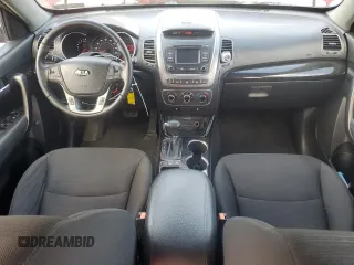 2014 Kia Sorento LX z VIN 5XYKT3A6XEG449692, wystawiony jako Copart lot #55324885 z przebiegiem 103 809 mil mil oraz Szkoda całkowita • Salvage title. Historia ofert i sprzedaży dostępna na DreamBid. Obrazek 8.