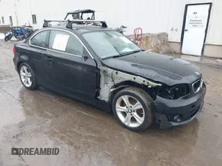2013 BMW 1 Series 128i с VIN WBAUP9C59DVS94674, выставлен на аукционе IAAI как лот 41716138 с пробегом 87 088 миль миль и . История ставок и продаж доступна на DreamBid. Изображение 1.