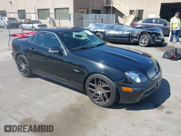 2004 Mercedes-Benz SLK 230/320 z VIN WDBKK65FX4F308099, wystawiony jako IAAI lot #42320907 z przebiegiem 173 122 mil mil oraz . Historia ofert i sprzedaży dostępna na DreamBid. Obrazek 1.