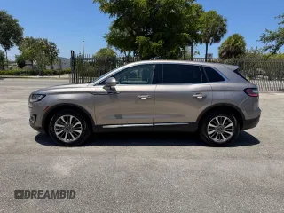 2020 Lincoln Nautilus Standard z VIN 2LMPJ8J93LBL15854, wystawiony jako Copart lot #57672975 z przebiegiem 37 398 mil mil oraz Tytuł czysty. Historia ofert i sprzedaży dostępna na DreamBid. Obrazek 12.