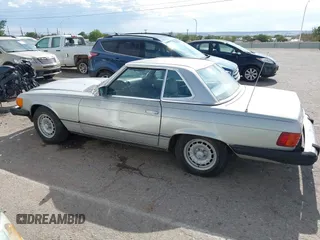 1982 Mercedes-Benz 380 SL z VIN WDBBA45A8CB017571, wystawiony jako IAAI lot #42483211 z przebiegiem 125 437 mil mil oraz . Historia ofert i sprzedaży dostępna na DreamBid. Obrazek 14.
