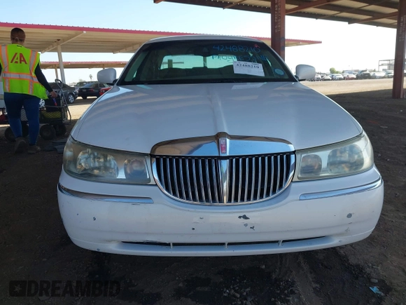 2000 Lincoln Town Car Signature with VIN 1LNHM82W1YY916055, listed as a IAAI auction lot 42488210 with 189,149 mi miles and . Bid and sale history available at DreamBid. Image 12.