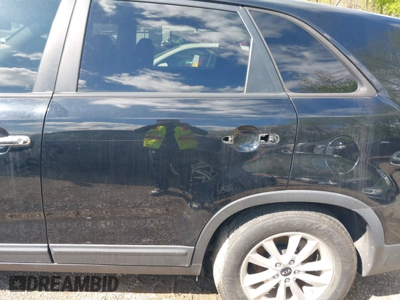 2014 Kia Sorento LX with VIN 5XYKTCA6XEG466573, listed as a IAAI auction lot 42092207 with 157,925 mi miles and . Bid and sale history available at carsss.com. Image 6.