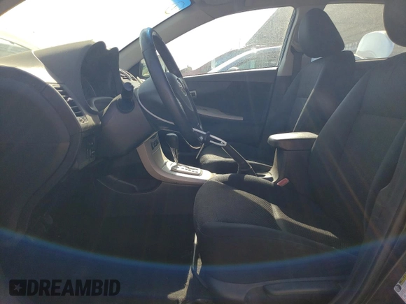 2010 Toyota Corolla z VIN 2T1BU4EE6AC455239, wystawiony jako Copart lot #60570335 z przebiegiem 256 499 mil mil oraz Szkoda całkowita • Salvage title. Historia ofert i sprzedaży dostępna na DreamBid. Obrazek 7.