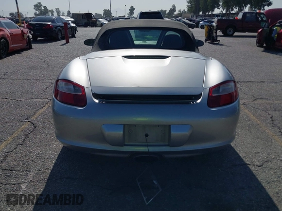 2007 Porsche Boxster z VIN WP0CA29837U710558, wystawiony jako IAAI lot #42506943 z przebiegiem 129 446 mil mil oraz . Historia ofert i sprzedaży dostępna na DreamBid. Obrazek 16.