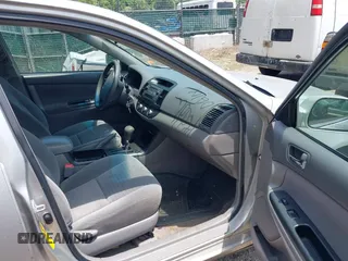 2005 Toyota Camry LE z VIN 4T1BE30K95U042336, wystawiony jako IAAI lot #42457598 z przebiegiem 270 991 mil mil oraz . Historia ofert i sprzedaży dostępna na DreamBid. Obrazek 5.