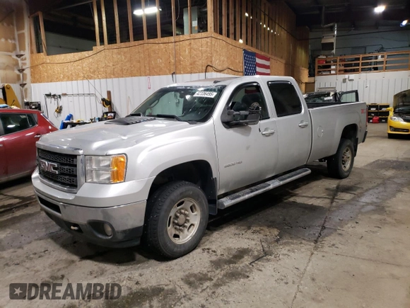 2012 GMC Sierra 2500HD SLT z VIN 1GT121C89CF120127, wystawiony jako Copart lot #42336495 z przebiegiem 142 396 mil mil oraz Szkoda całkowita • Salvage title. Historia ofert i sprzedaży dostępna na DreamBid. Obrazek 1.