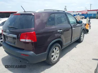 2012 Kia Sorento LX z VIN 5XYKT4A69CG257313, wystawiony jako IAAI lot #42444790 z przebiegiem 125 537 mil mil oraz . Historia ofert i sprzedaży dostępna na DreamBid. Obrazek 4.