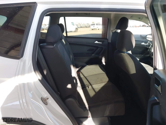 2018 Volkswagen Tiguan S with VIN 3VV1B7AX3JM091025, listed as a IAAI auction lot 41395912 with 58,840 mi miles. Bid and sale history available at carsss.com. Image 8.