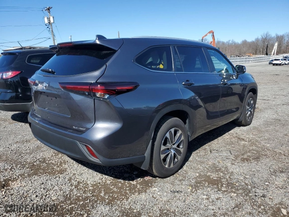 2024 Toyota Highlander LE with VIN 5TDKDRBH0RS573074, listed as a Copart auction lot 49915715 with 5,708 mi miles and Salvage Title. Bid and sale history available at carsss.com. Image 3.