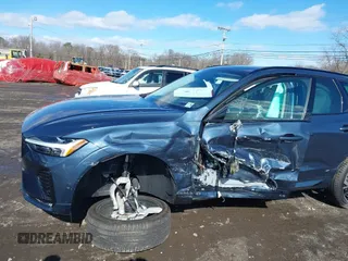 2024 Volvo XC60 Ultimate Dark Theme с VIN YV4L12RM6R1913362, выставлен на аукционе IAAI как лот 41596343 с пробегом 4 171 миль миль и . История ставок и продаж доступна на DreamBid. Изображение 6.