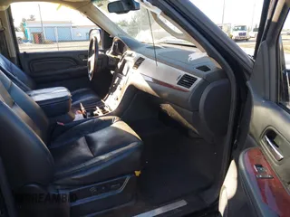 2008 Cadillac Escalade ESV z VIN 1GYFK66868R233774, wystawiony jako IAAI lot #41558263 z przebiegiem Nie podano mil oraz . Historia ofert i sprzedaży dostępna na DreamBid. Obrazek 5.