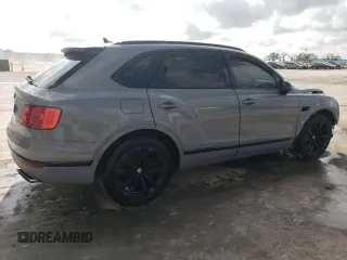 2017 Bentley Bentayga W12 z VIN SJAAC2ZV9HC015680, wystawiony jako Copart lot #46197784 z przebiegiem Nie podano mil oraz . Historia ofert i sprzedaży dostępna na DreamBid. Obrazek 3.