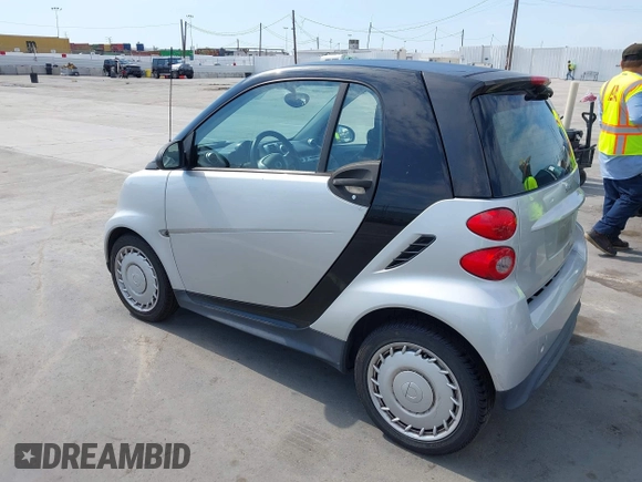 2015 Smart fortwo Passion z VIN WMEEJ3BA9FK800109, wystawiony jako IAAI lot #42782911 z przebiegiem 71 534 mil mil oraz . Historia ofert i sprzedaży dostępna na DreamBid. Obrazek 3.