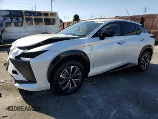 2024 Lexus RZ 300e Premium z VIN JTJABABB5RA005041, wystawiony jako Copart lot #72653024 z przebiegiem 3385 mil mil oraz Szkody całkowita. Historia ofert i sprzedaży dostępna na DreamBid. Obrazek 1.