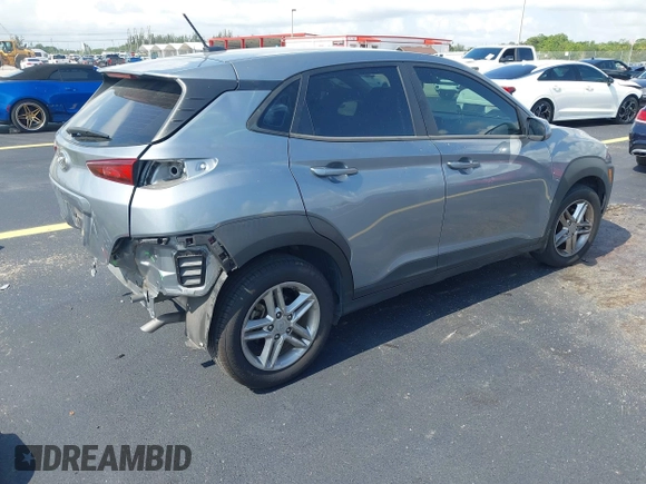 2021 Hyundai Kona SE z VIN KM8K12AA8MU665778, wystawiony jako IAAI lot #42364155 z przebiegiem 63 713 mil mil oraz . Historia ofert i sprzedaży dostępna na DreamBid. Obrazek 4.