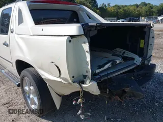 2013 Chevrolet Avalanche LTZ with VIN 3GNTKGE73DG377940, listed as a IAAI auction lot 40379669 with 91,815 mi miles. Bid and sale history available at carsss.com. Image 6.