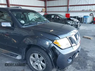 2011 Nissan Pathfinder LE z VIN 5N1AR1NB1BC616913, wystawiony jako IAAI lot #40627326 z przebiegiem 119 372 mil mil oraz . Historia ofert i sprzedaży dostępna na DreamBid. Obrazek 6.