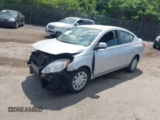 2013 Nissan Versa S Plus z VIN 3N1CN7AP8DL859478, wystawiony jako IAAI lot #42098071 z przebiegiem 107 941 mil mil oraz . Historia ofert i sprzedaży dostępna na DreamBid. Obrazek 2.