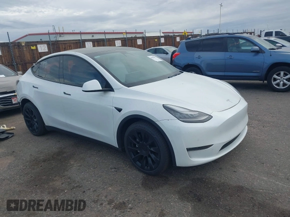 2021 Tesla Model Y Long Range with VIN 5YJYGDEE2MF074246, listed as a IAAI auction lot 40456971 with 94,527 mi miles. Bid and sale history available at carsss.com. Image 1.