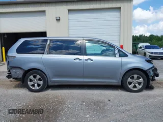 2017 Toyota Sienna LE Auto Access Seat z VIN 5TDKZ3DC9HS791965, wystawiony jako IAAI lot #42624689 z przebiegiem 88 383 mil mil oraz . Historia ofert i sprzedaży dostępna na DreamBid. Obrazek 14.