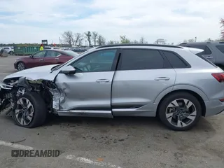 2022 Audi e-tron Premium z VIN WA1AAAGE3NB033122, wystawiony jako IAAI lot #42081343 z przebiegiem 36 171 mil mil oraz . Historia ofert i sprzedaży dostępna na DreamBid. Obrazek 14.