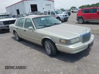 1997 Lincoln Town Car Executive z VIN 1LNLM81W4VY730193, wystawiony jako IAAI lot #42212251 z przebiegiem 232 249 mil mil oraz . Historia ofert i sprzedaży dostępna na DreamBid. Obrazek 1.