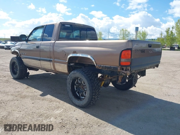 2000 Dodge 1500 z VIN 1B7HF13Z7YJ123270, wystawiony jako IAAI lot #42300077 z przebiegiem 147 527 mil mil oraz . Historia ofert i sprzedaży dostępna na DreamBid. Obrazek 3.