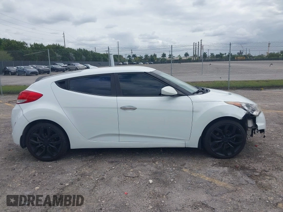 2015 Hyundai Veloster z VIN KMHTC6AD7FU222377, wystawiony jako IAAI lot #42000787 z przebiegiem 150 582 mil mil oraz . Historia ofert i sprzedaży dostępna na DreamBid. Obrazek 13.