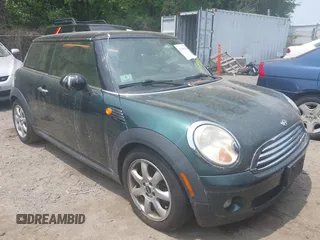 2010 MINI Hardtop z VIN WMWMF3C50ATZ60957, wystawiony jako IAAI lot #42438301 z przebiegiem 135 114 mil mil oraz . Historia ofert i sprzedaży dostępna na DreamBid. Obrazek 1.