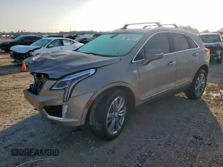 2022 Cadillac XT5 Premium Luxury FWD z VIN 1GYKNERS9NZ120517, wystawiony jako Copart lot #58978045 z przebiegiem 31 456 mil mil oraz Szkody całkowita. Historia ofert i sprzedaży dostępna na DreamBid. Obrazek 1.