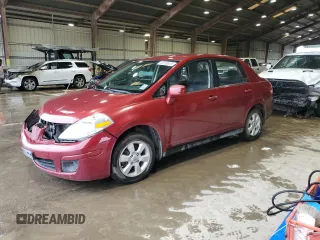 2008 Nissan Versa S z VIN 3N1BC11E18L391581, wystawiony jako Copart lot #56108515 z przebiegiem 172 996 mil mil oraz Szkoda całkowita • Salvage title. Historia ofert i sprzedaży dostępna na DreamBid. Obrazek 1.