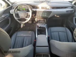2022 Audi e-tron Premium z VIN WA1AAAGE7NB043670, wystawiony jako Copart lot #42147305 z przebiegiem 24 177 mil mil oraz Szkoda całkowita • Salvage title. Historia ofert i sprzedaży dostępna na DreamBid. Obrazek 8.