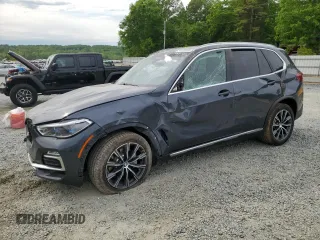 2020 BMW X5 xDrive40i z VIN 5UXCR6C0XLLL82895, wystawiony jako Copart lot #54136845 z przebiegiem Nie podano mil oraz Szkoda całkowita • Salvage title. Historia ofert i sprzedaży dostępna na DreamBid. Obrazek 1.