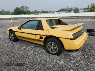 1988 Pontiac Fiero z VIN 1G2PE11R2JP223673, wystawiony jako Copart lot #57300235 z przebiegiem 154 598 mil mil oraz Tytuł czysty. Historia ofert i sprzedaży dostępna na DreamBid. Obrazek 2.