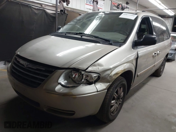 2005 Chrysler Town & Country Touring with VIN 2C4GP54L55R542526, listed as a IAAI auction lot 41877551 with 231,364 mi miles. Bid and sale history available at carsss.com. Image 2.