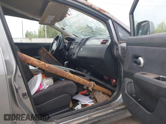 2008 Nissan Versa S z VIN 3N1BC11E78L431839, wystawiony jako IAAI lot #41956377 z przebiegiem 121 071 mil mil oraz . Historia ofert i sprzedaży dostępna na DreamBid. Obrazek 5.