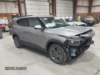 2022 Kia Seltos S z VIN KNDEUCAA7N7268481, wystawiony jako IAAI lot #41880527 z przebiegiem 7614 mil mil oraz . Historia ofert i sprzedaży dostępna na DreamBid. Obrazek 1.