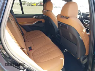 2025 BMW X5 xDrive40i z VIN 5UX23EU04S9X08790, wystawiony jako IAAI lot #42261810 z przebiegiem 7 051 mil mil oraz . Historia ofert i sprzedaży dostępna na DreamBid. Obrazek 8.